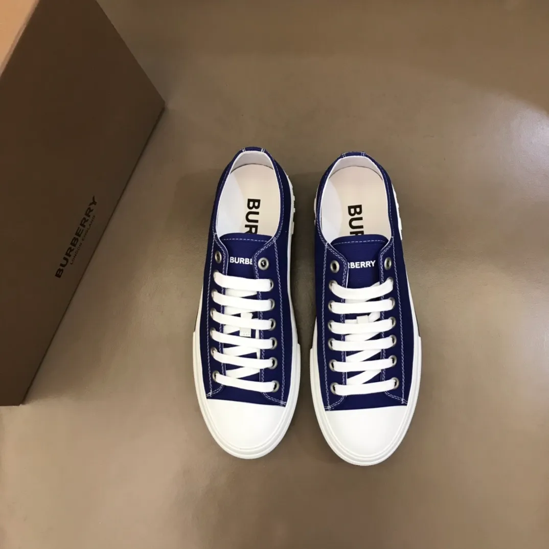 ◾️Men's Shoes💰380 ▫️B's men's classic low-top sneakers are reinterpreted with Vintage retro plaid cotton material and decorated with a new brand logo. First-grain cowhide lining, embossed Burberry lettering logo on the heel, original outsole! 38-46